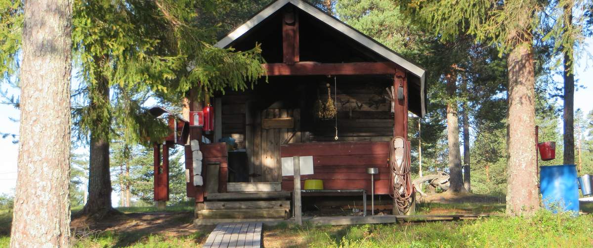 Mellajärven savusauna järven rannalla